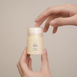 UU Project Airy Hair Puff, a lightweight talc-free hair puff for refreshing oily-looking roots and flat bangs.