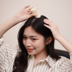 UU Project Airy Hair Puff, a lightweight talc-free hair puff for refreshing oily-looking roots and flat bangs.