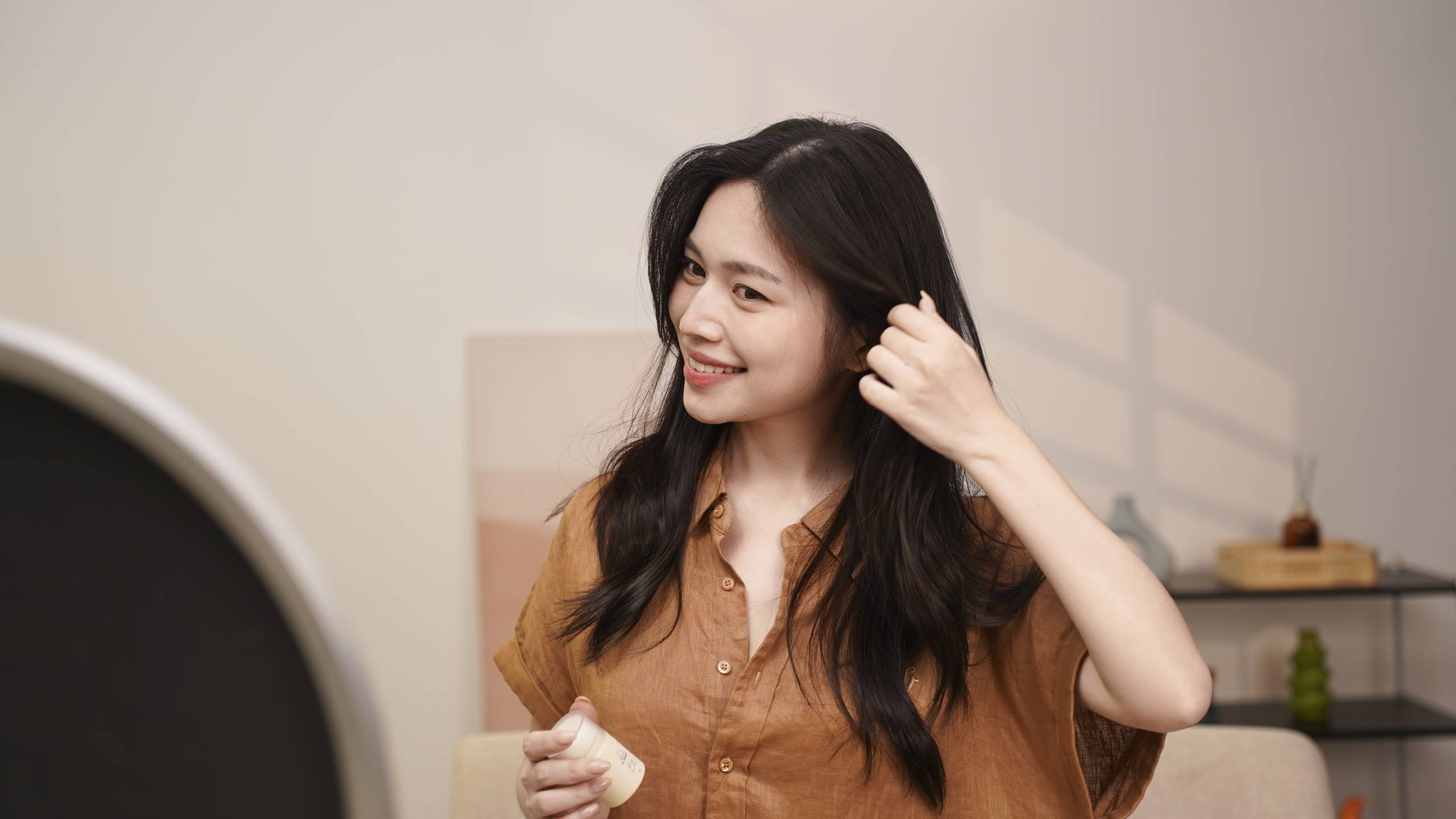 UU Project Airy Hair Puff - a lightweight, talc-free hair puff for refreshing oily-looking roots and flat bangs with soft, natural-looking volume.