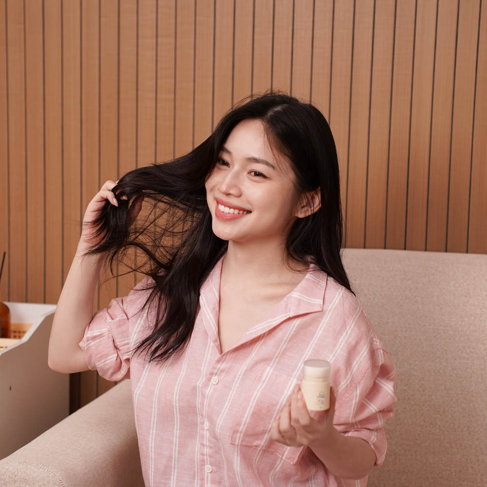 UU Project Airy Hair Puff, a lightweight talc-free hair puff for refreshing oily-looking roots and flat bangs.