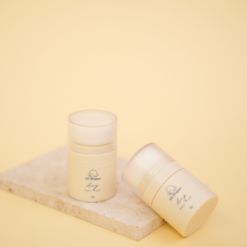 UU Project Airy Hair Puff Duo with two lightweight talc-free hair puffs for refreshing oily-looking roots and flat bangs.