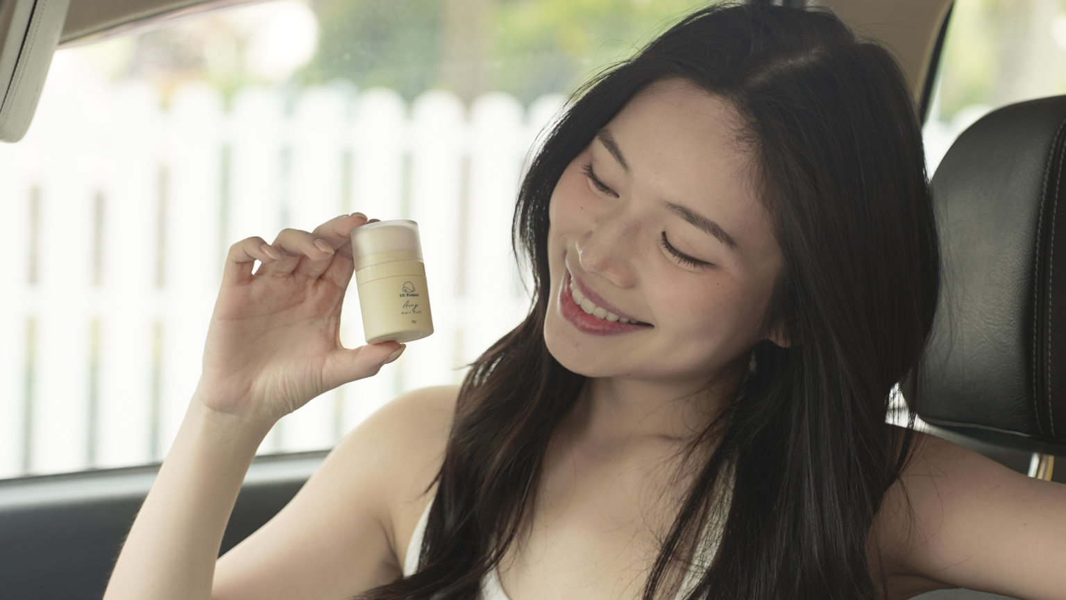 UU Project Airy Hair Puff - a lightweight, talc-free hair puff for refreshing oily-looking roots and flat bangs with soft, natural-looking volume.
