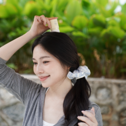 UU Project Airy Hair Puff Duo with two lightweight talc-free hair puffs for refreshing oily-looking roots and flat bangs.