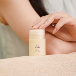 UU Project Airy Hair Puff Duo with two lightweight talc-free hair puffs for refreshing oily-looking roots and flat bangs.