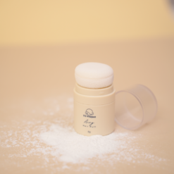 UU Project Airy Hair Puff, a lightweight talc-free hair puff for refreshing oily-looking roots and flat bangs.