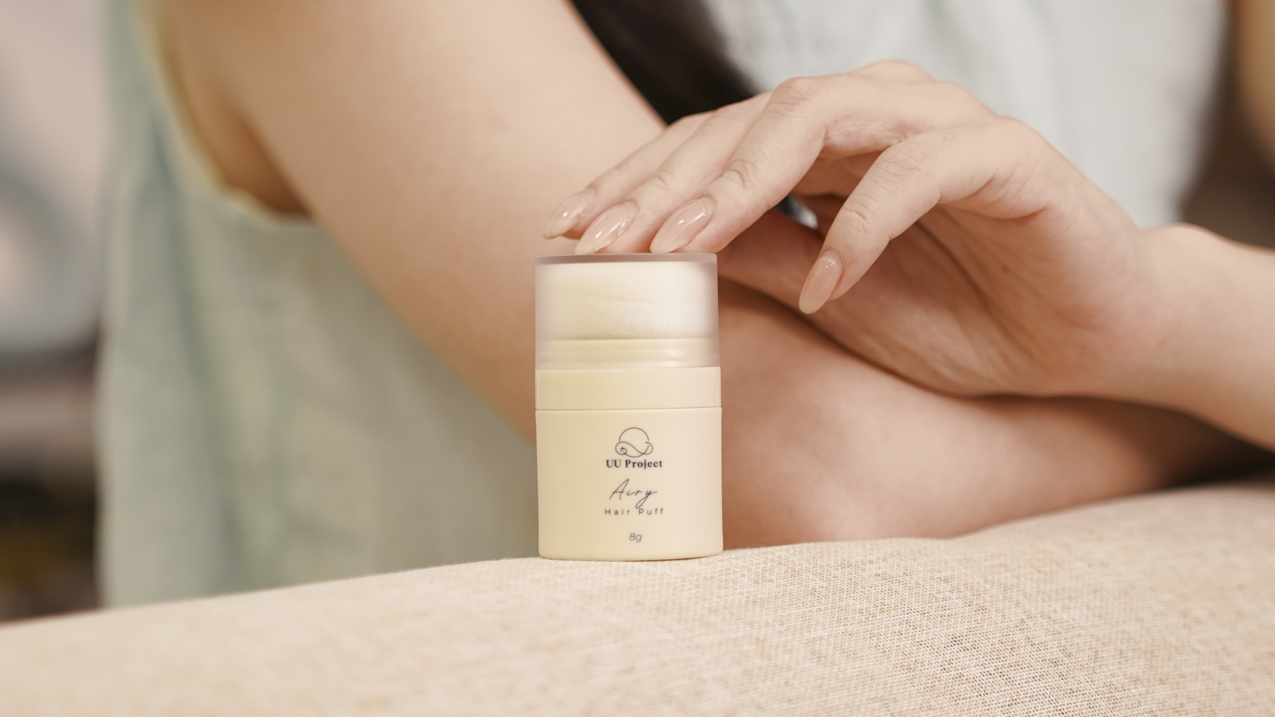 UU Project Airy Hair Puff - a lightweight, talc-free hair puff for refreshing oily-looking roots and flat bangs with soft, natural-looking volume.